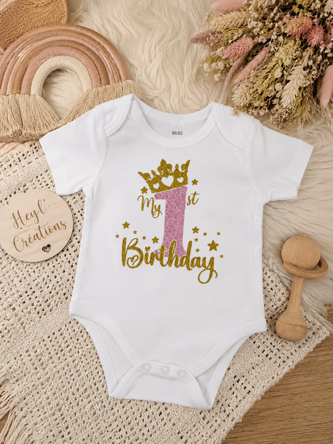 Body bébé My 1st Birthday blanc avec flocage rose et or pailleté, idéal pour un premier anniversaire de petite fille.