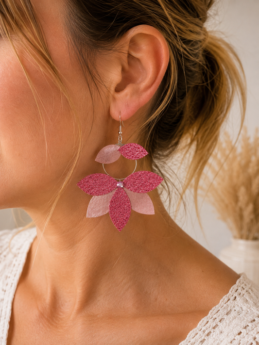 Boucle d’oreille lotus rose en simili cuir portée à l’oreille, modèle pendante de 8 cm fait main.