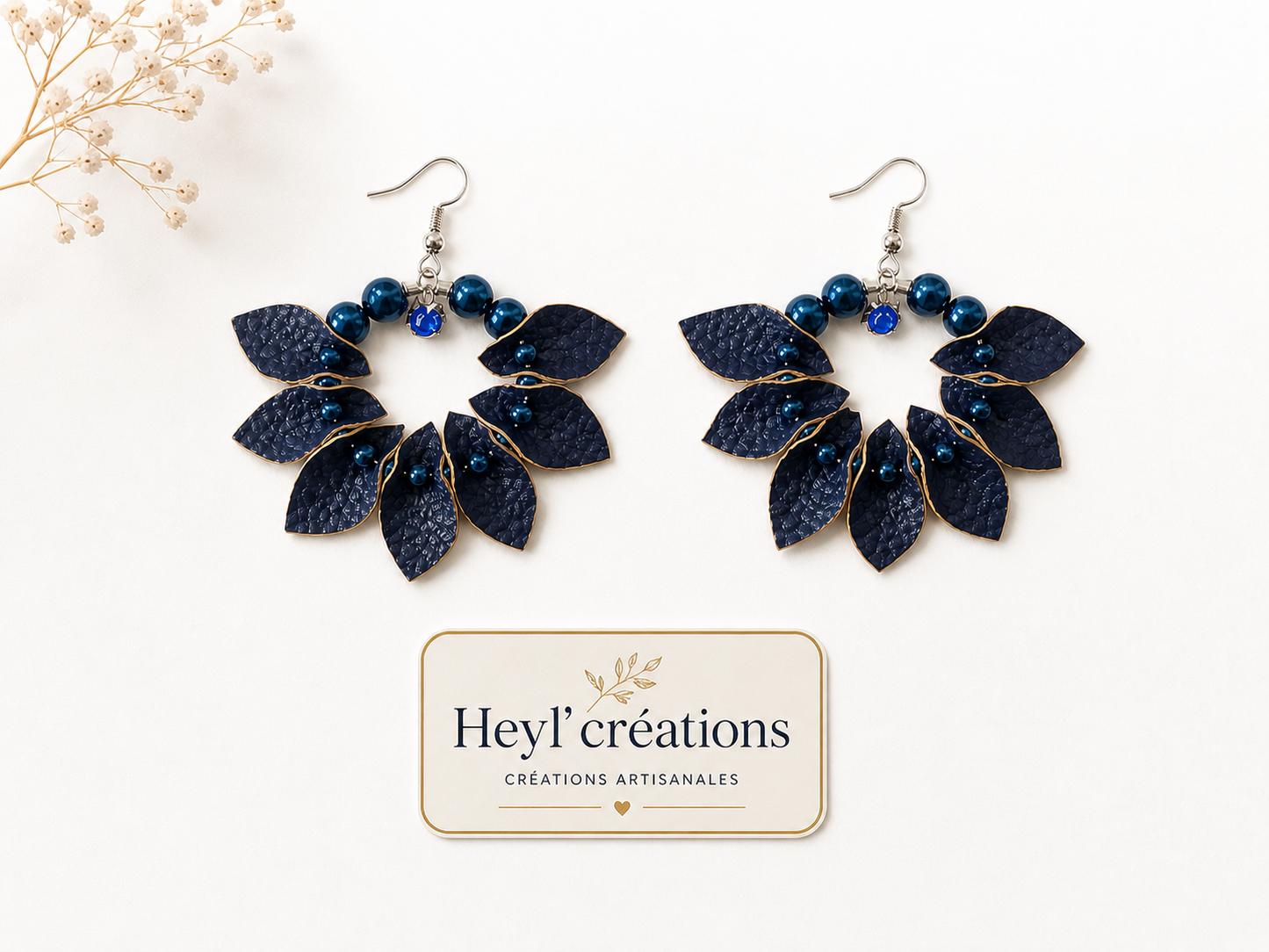 boucle_d'oreille_simili_cuir_bleu_fond_blanc