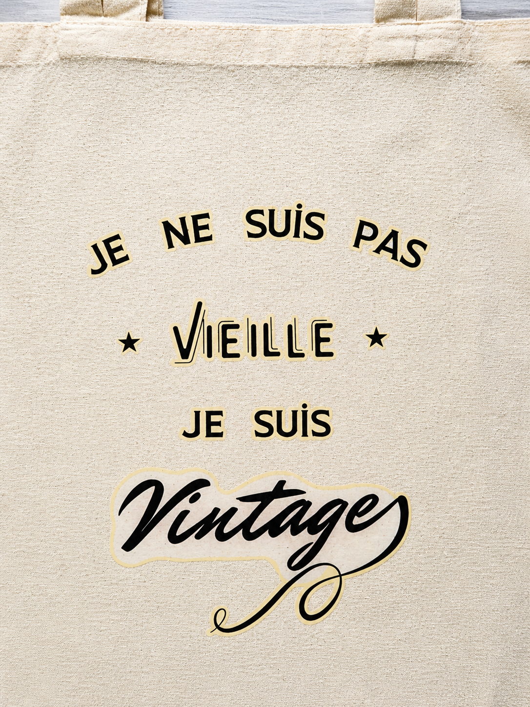 Tote bag coton écru avec message humoristique je ne suis pas vieille je suis vintage zoom sur le design