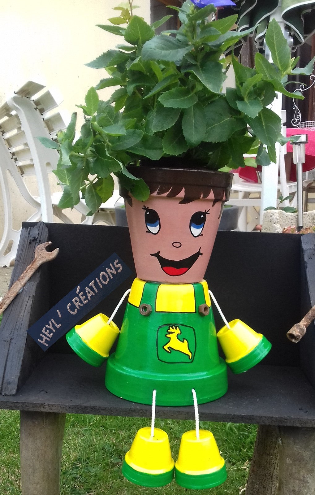 Cache pot personnage en terre cuite