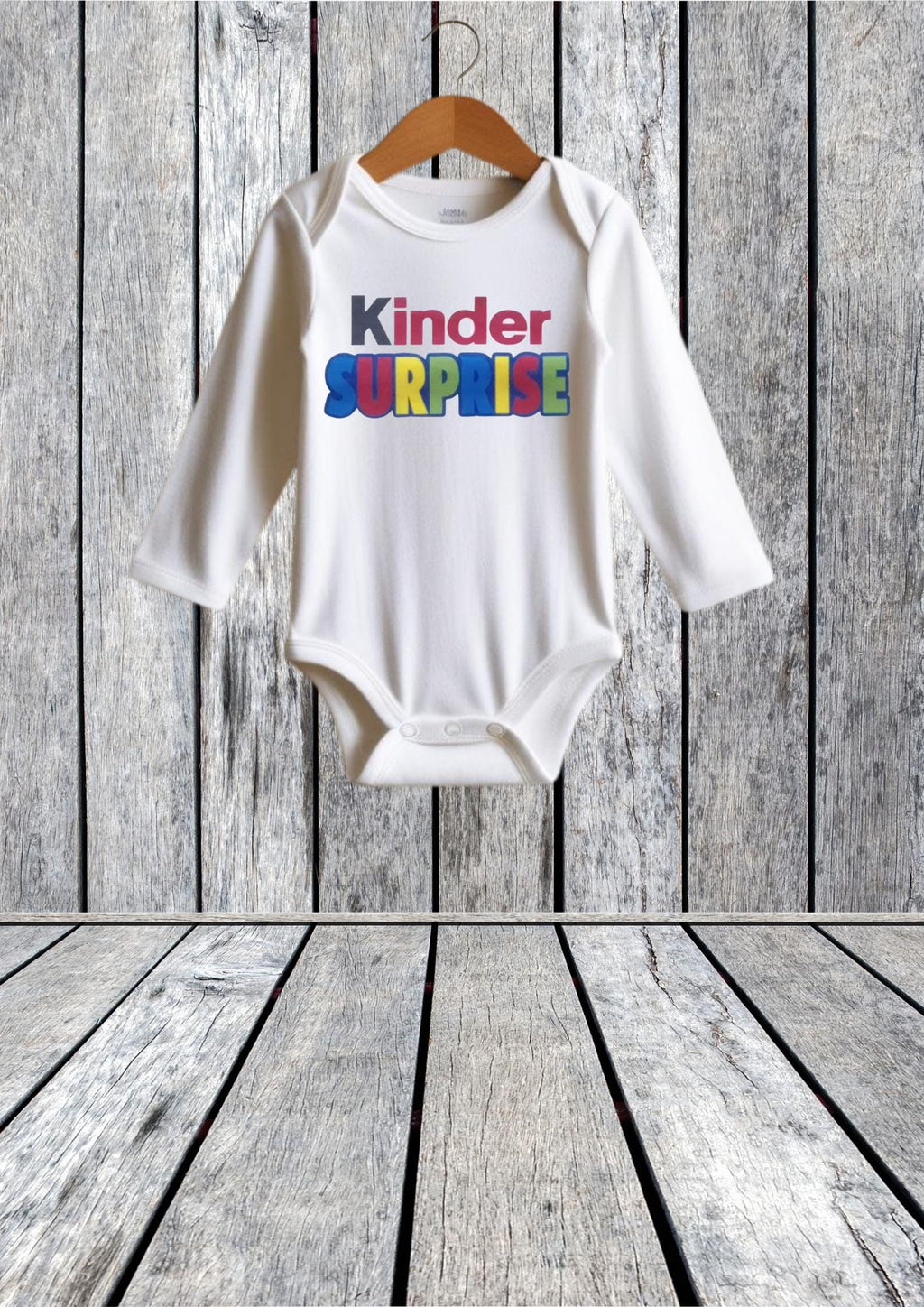 Body bébé ou ensemble bonnet et body personnalisé avec texte " Kinder Surprise "