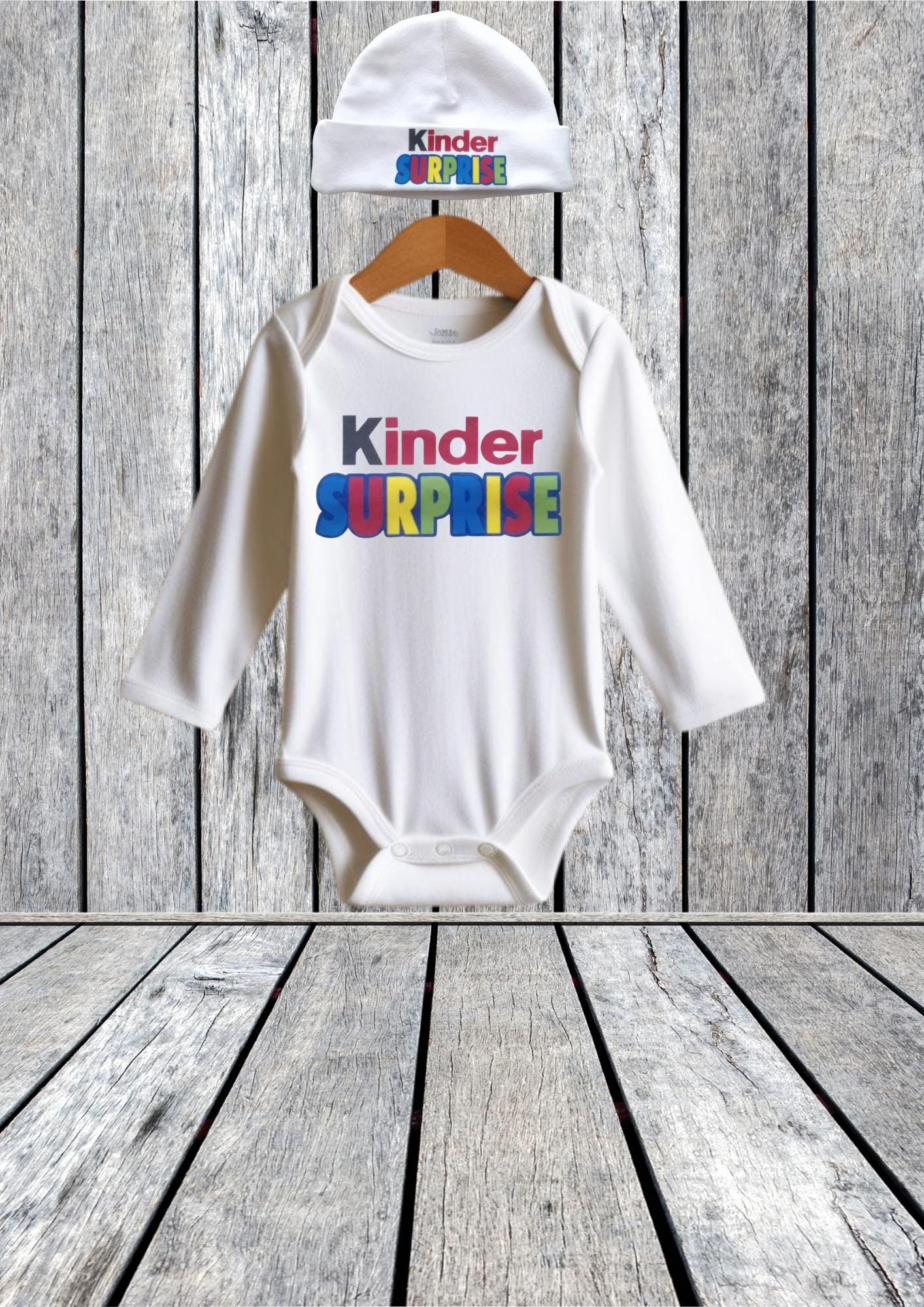 Body bébé ou ensemble bonnet et body personnalisé avec texte " Kinder Surprise "
