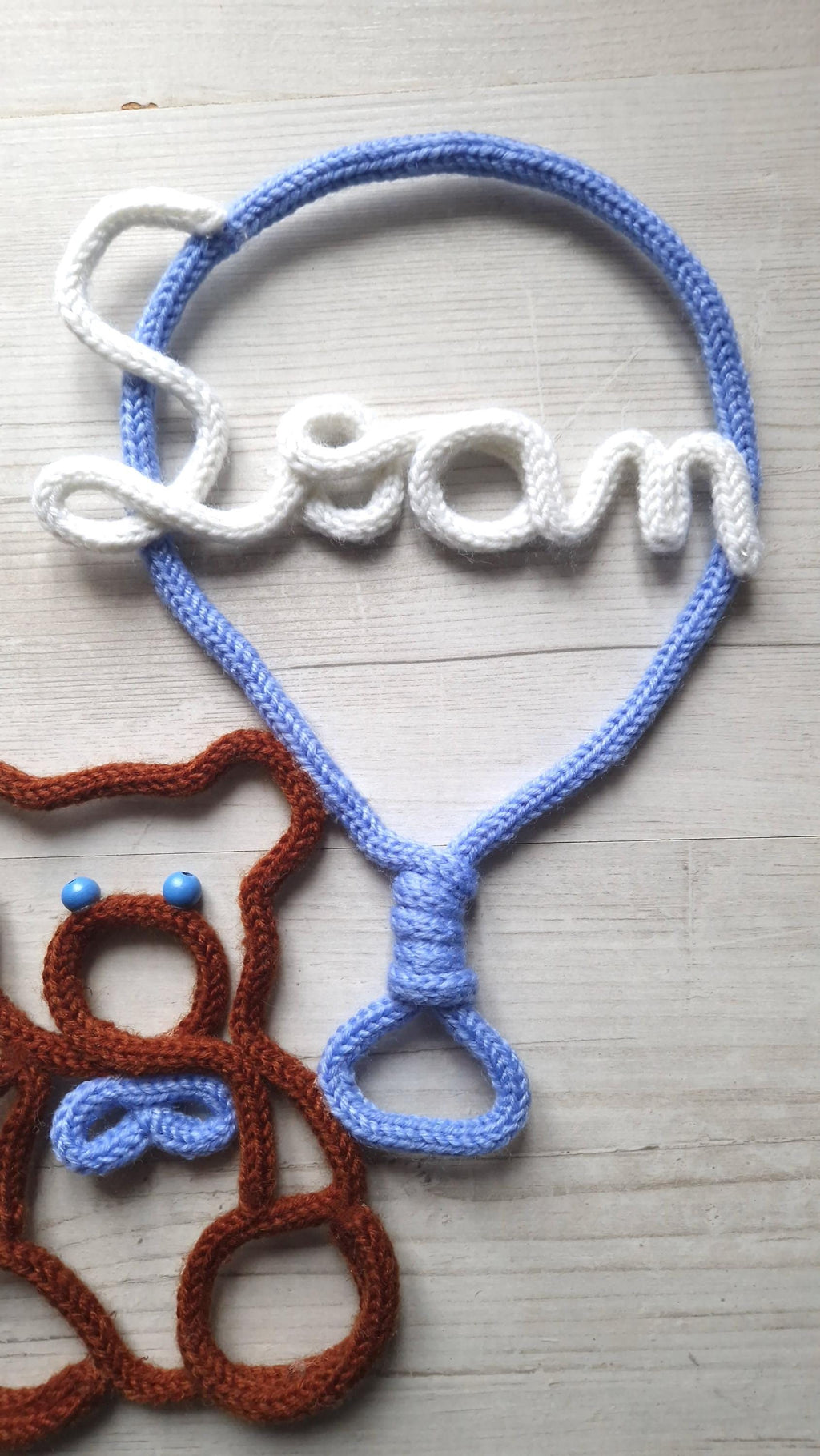 Ourson et son ballon en fil de fer tricoté personnalisé avec prénom