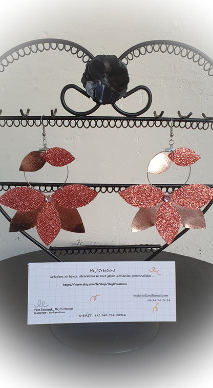 Boucles d’oreilles lotus rose simili cuir créoles strass bijou fait main Heyl’Créations