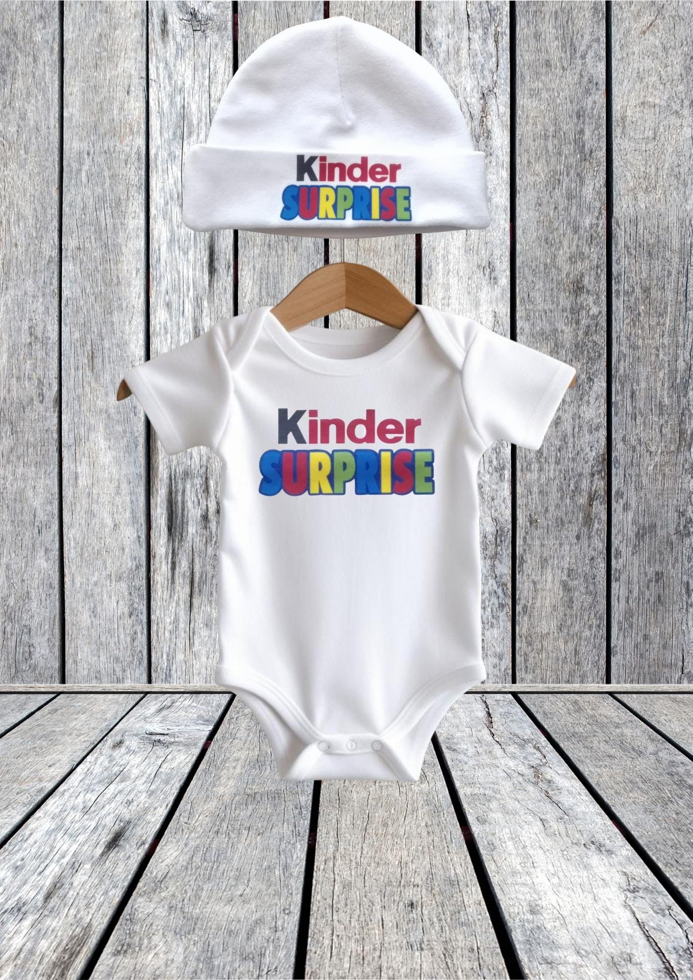 Body bébé ou ensemble bonnet et body personnalisé avec texte " Kinder Surprise "