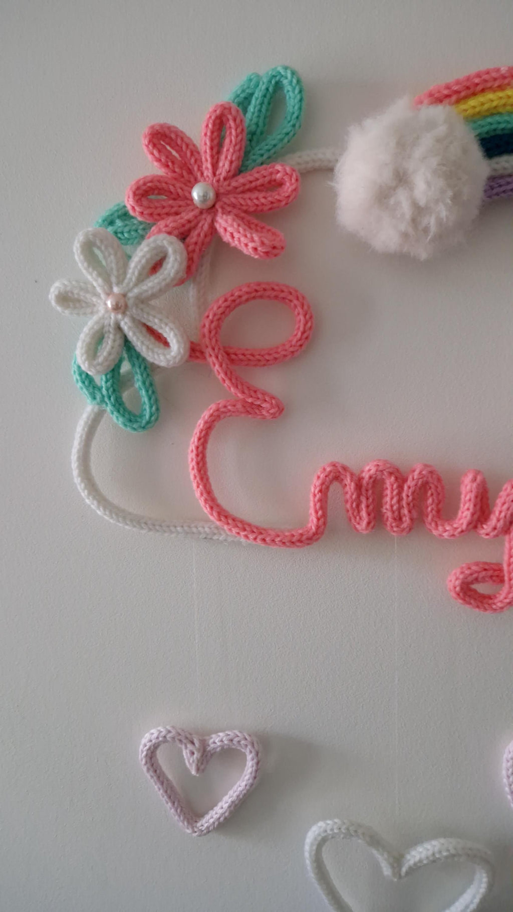 Décoration Nuage prénom personnalisé en tricotin avec arc en ciel et pompon