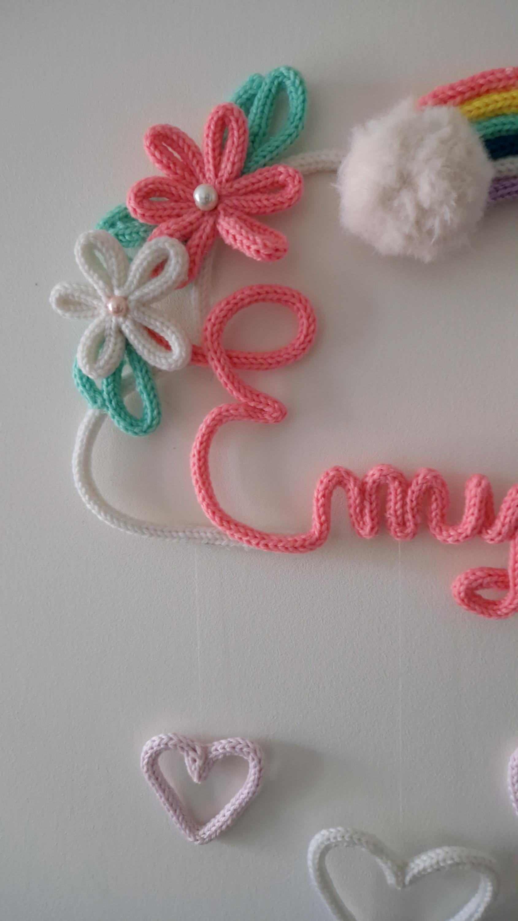 Décoration Nuage prénom personnalisé en tricotin avec arc en ciel et pompon