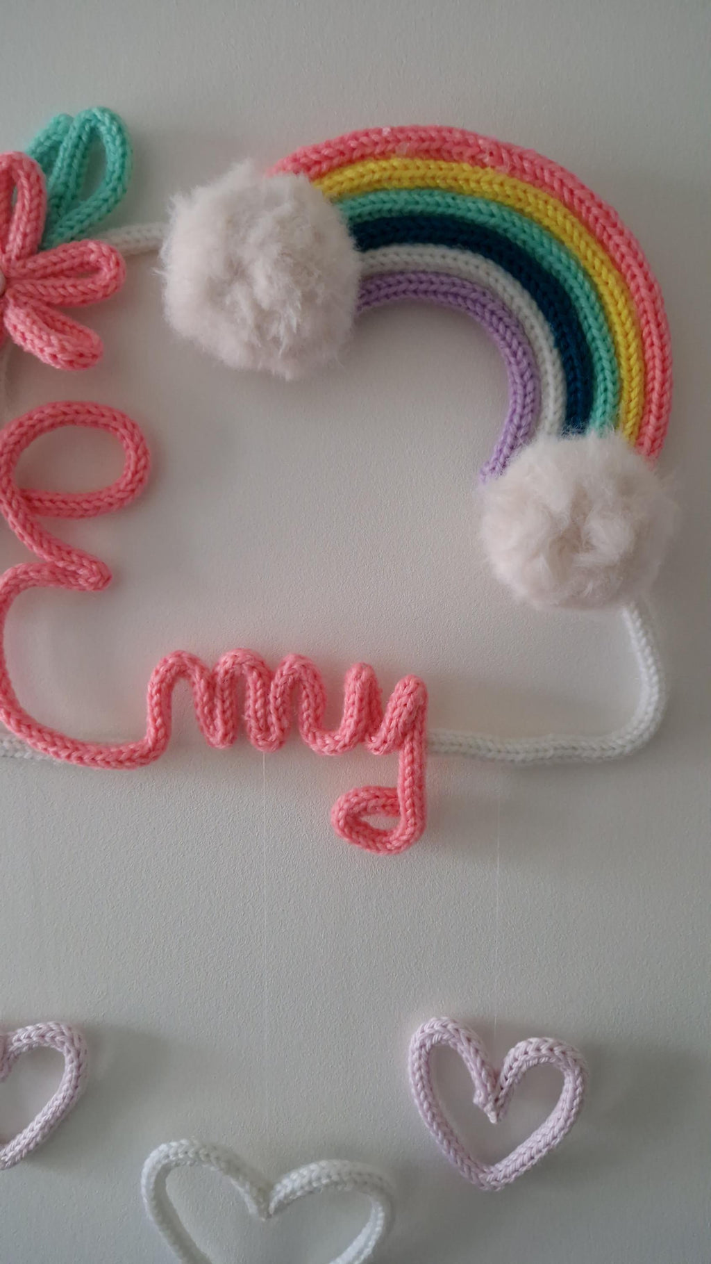 Décoration Nuage prénom personnalisé en tricotin avec arc en ciel et pompon