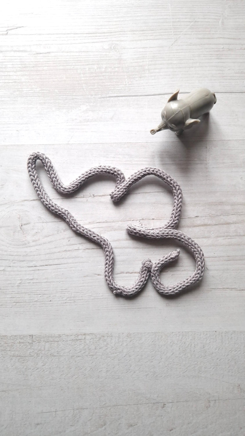 Animaux de la savane tricoté en fil de fer