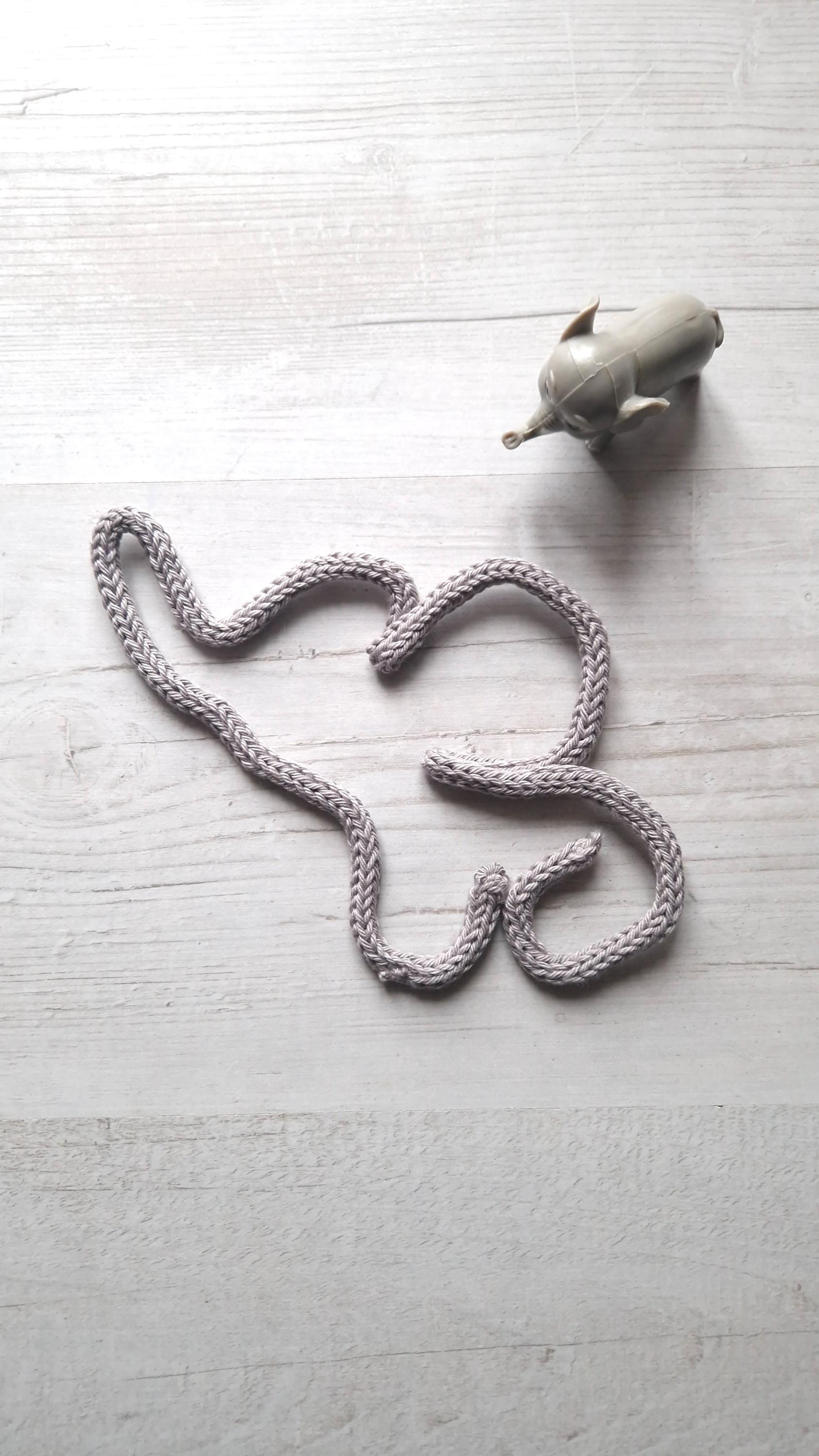 Animaux de la savane tricoté en fil de fer