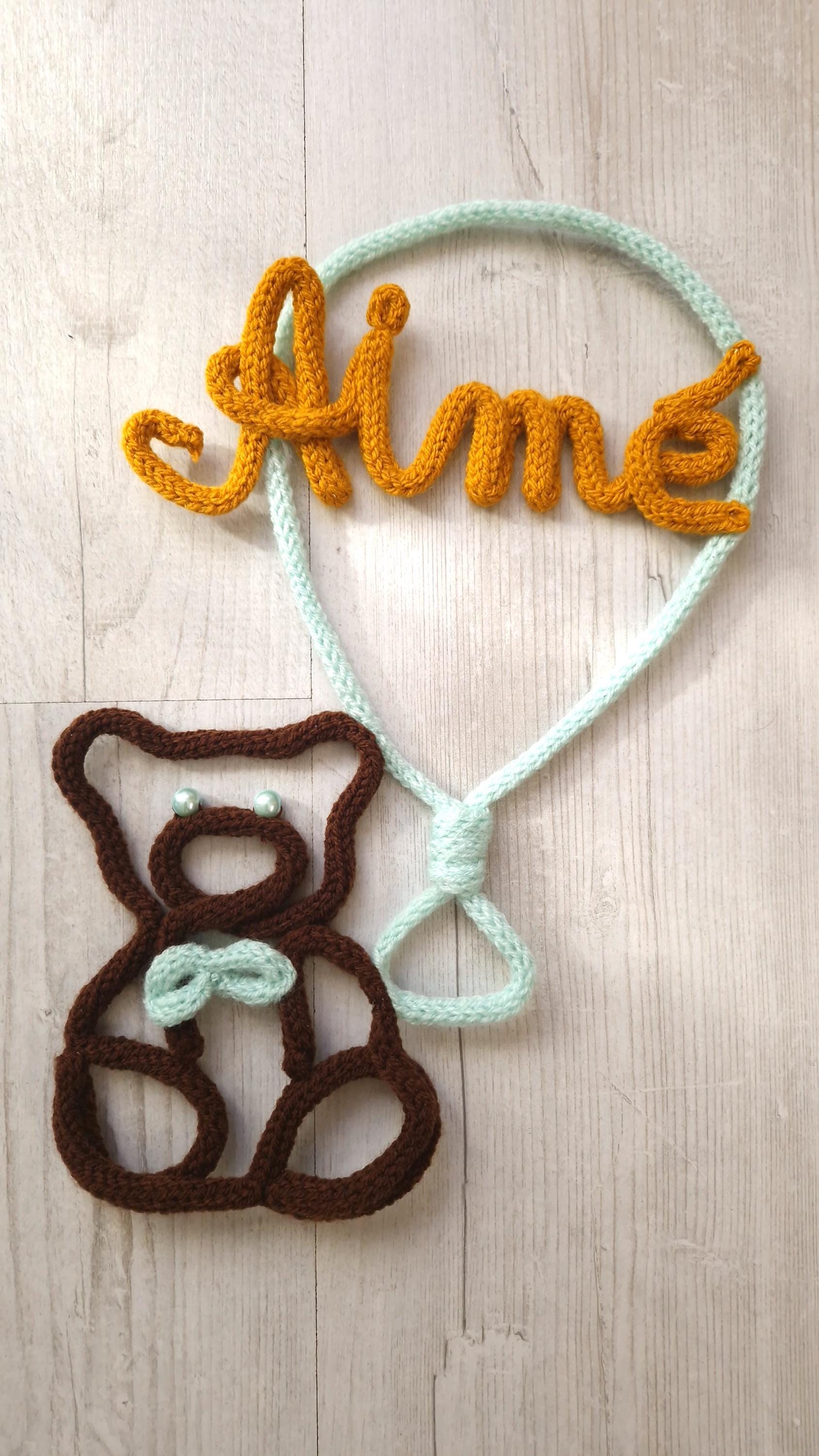 Ourson et son ballon en fil de fer tricoté personnalisé avec prénom