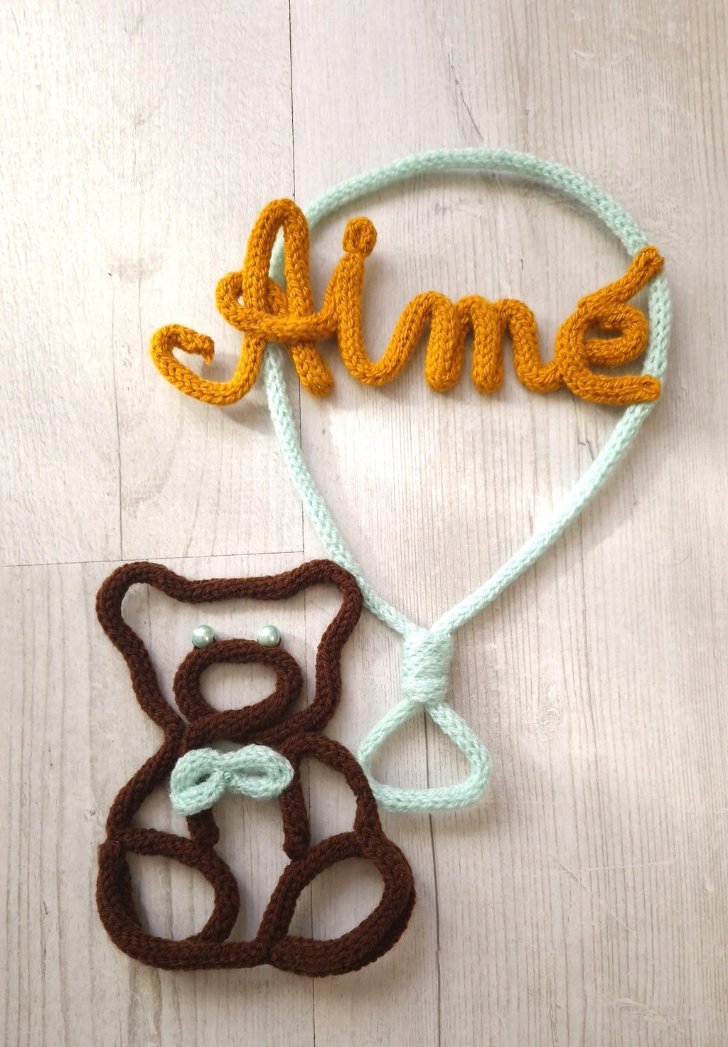 Ourson et son ballon en fil de fer tricoté personnalisé avec prénom