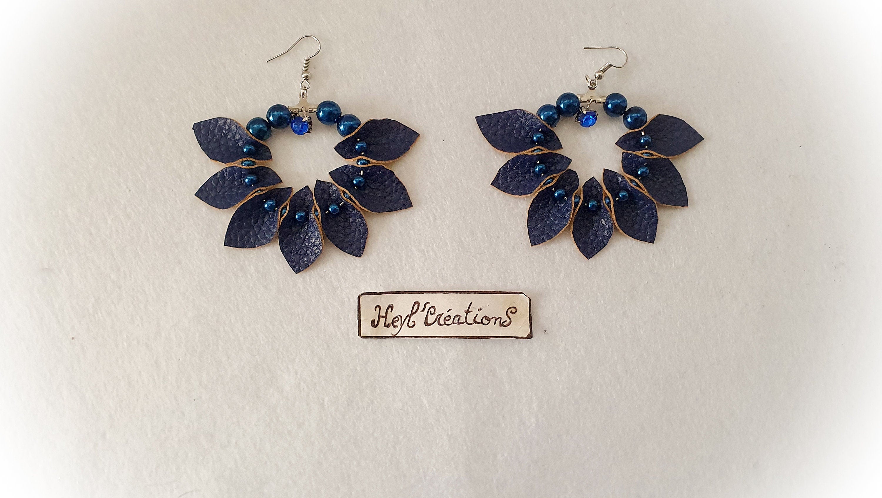 Boucle d'oreille simili cuir pétales bleu et strass bleu