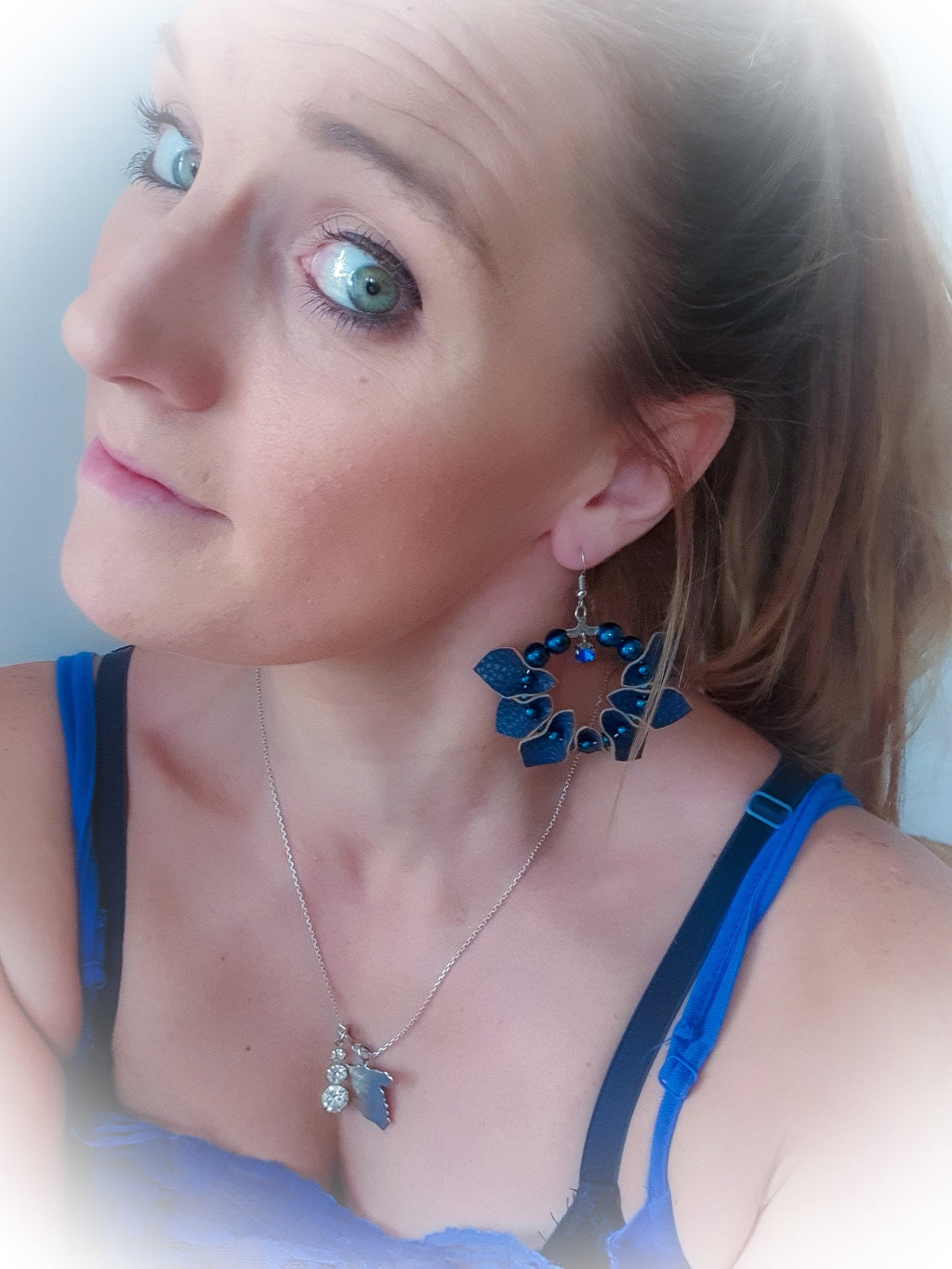 Boucle d'oreille simili cuir pétales bleu et strass bleu