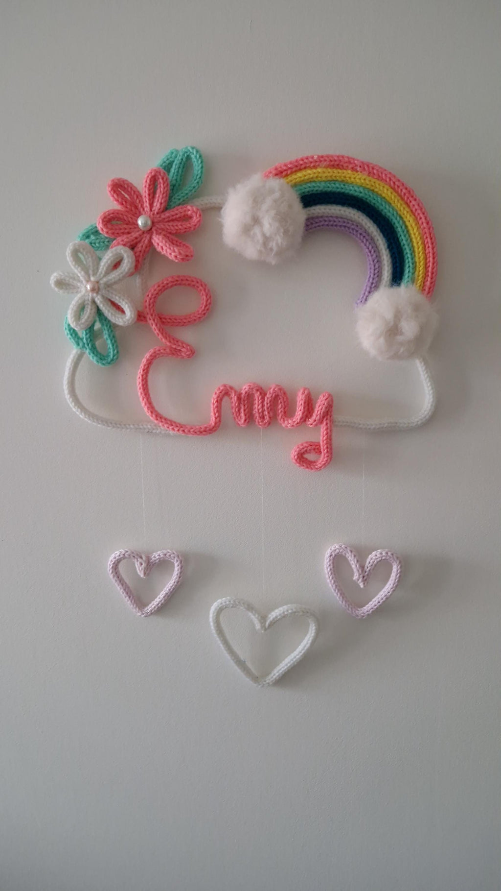 Décoration Nuage prénom personnalisé en tricotin avec arc en ciel et pompon