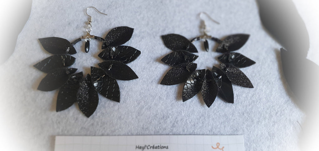 Boucle d'oreille simili cuir pétales noires
