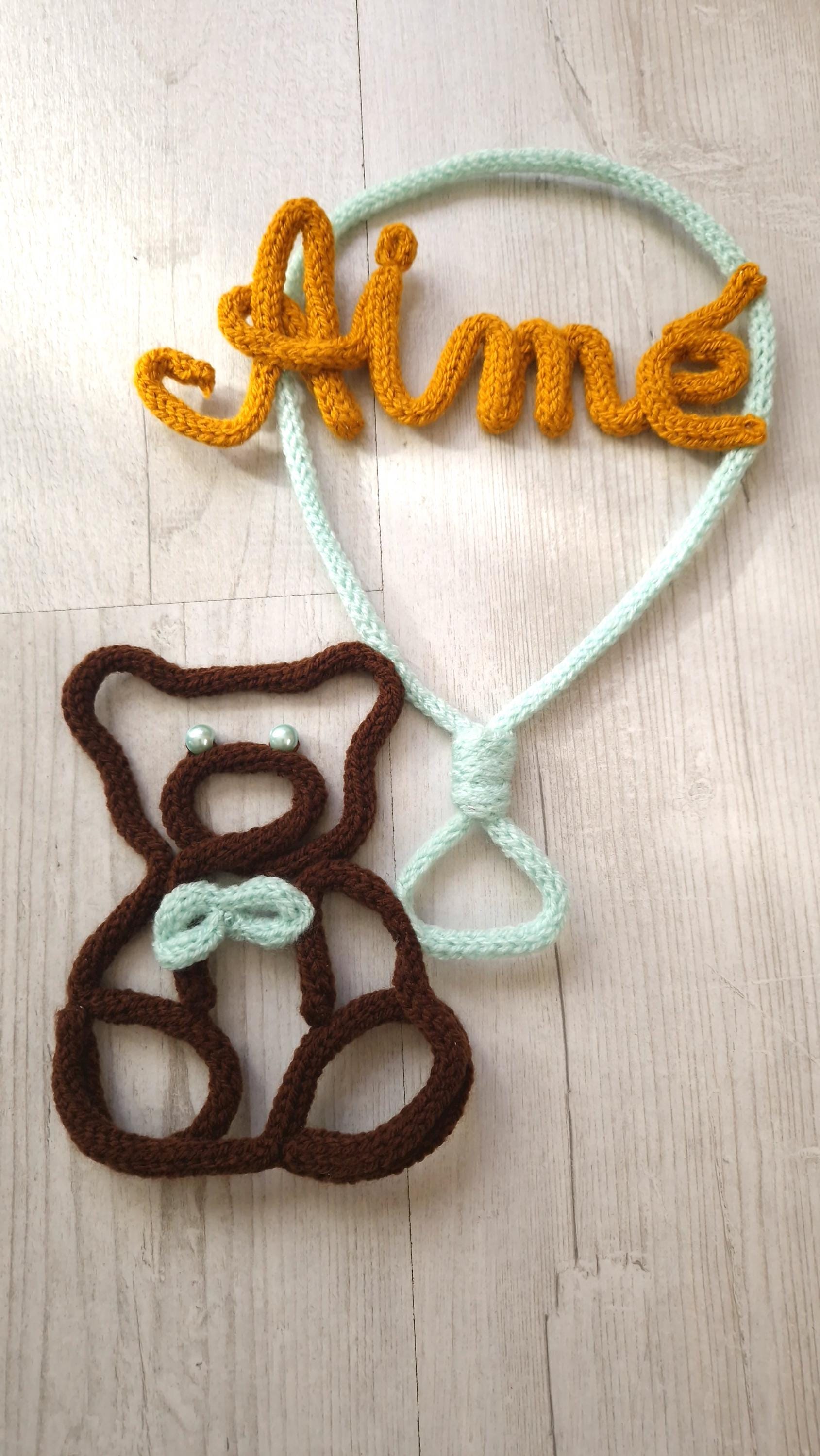 Ourson et son ballon en fil de fer tricoté personnalisé avec prénom