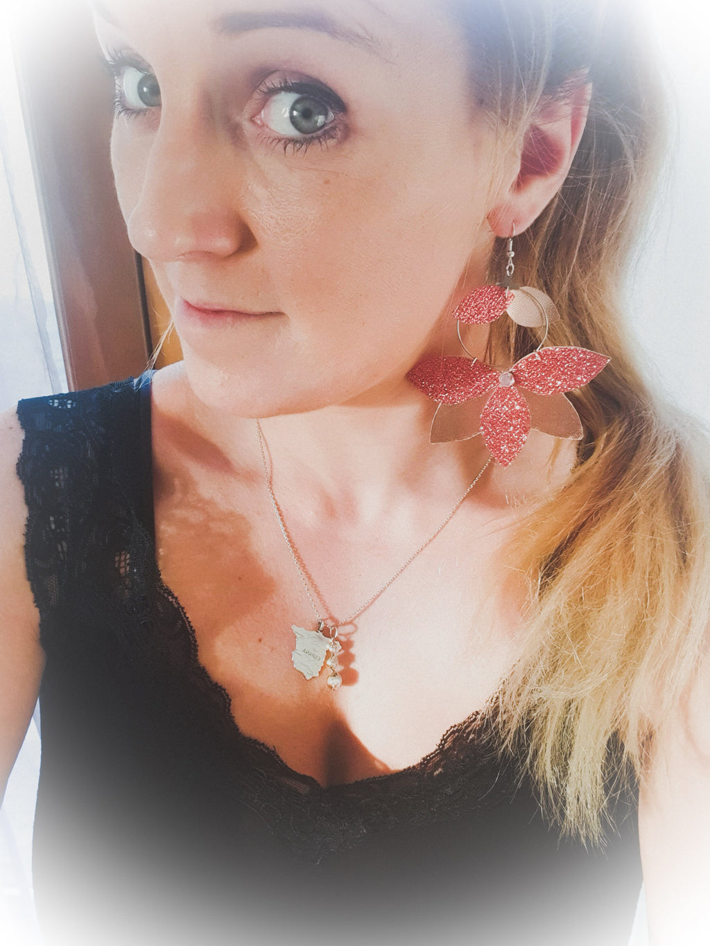 Boucle d'oreille simili cuir rose brillant et pailleté