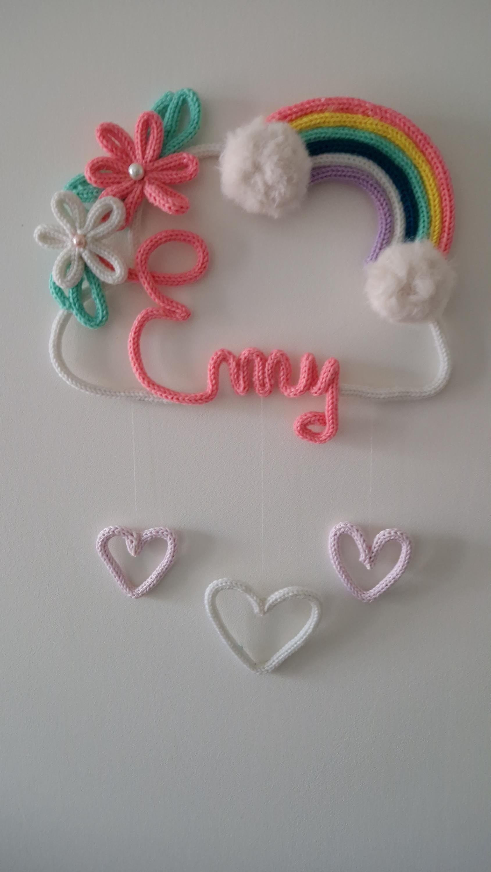 Décoration Nuage prénom personnalisé en tricotin avec arc en ciel et pompon