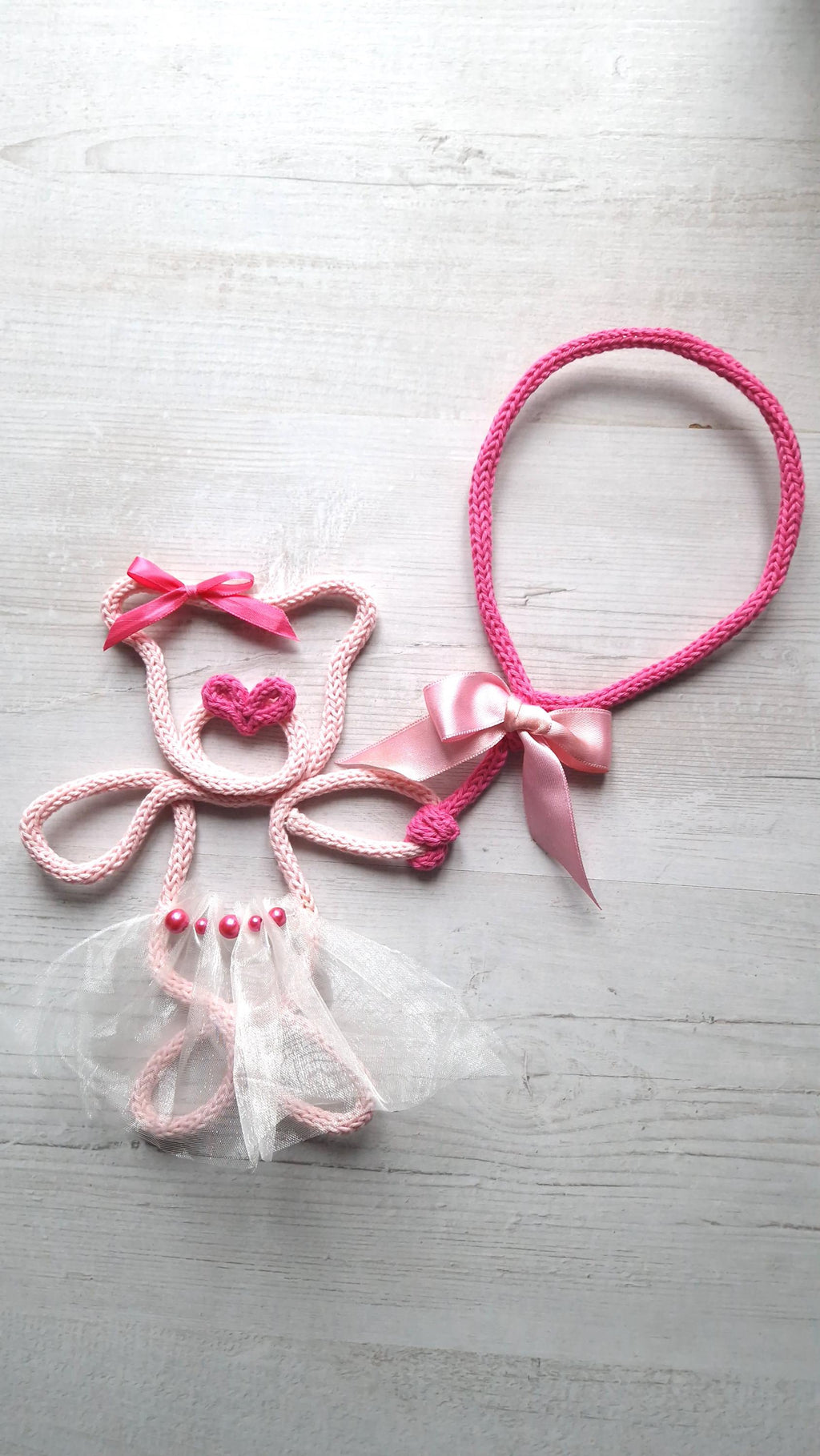 Décoration murale Ourson tricoté en fil de fer avec jupe en tulle et ballon personnalisable avec prénom