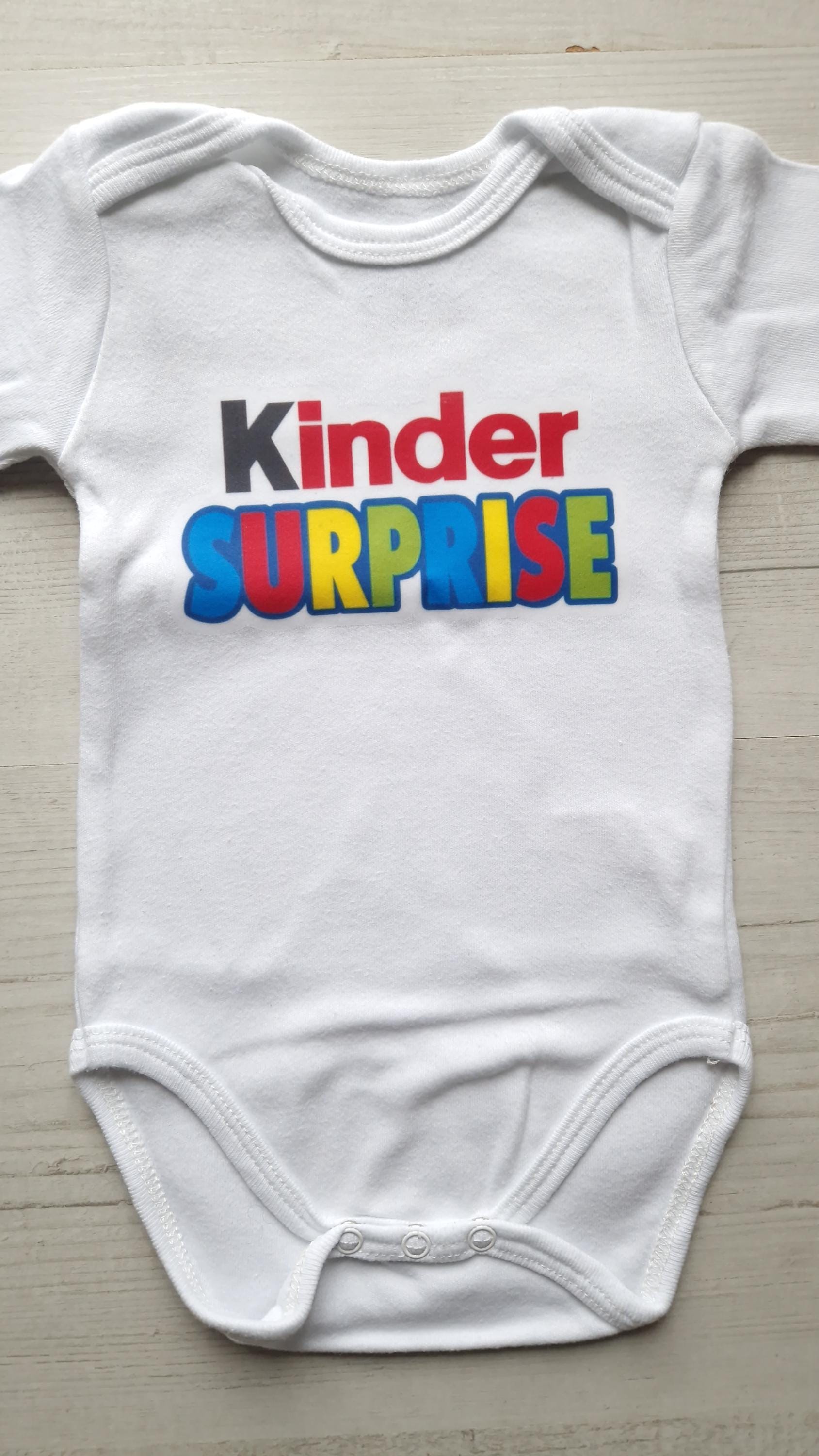 Body bébé ou ensemble bonnet et body personnalisé avec texte " Kinder Surprise "