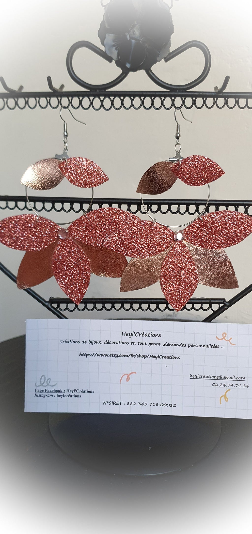 Boucle d'oreille simili cuir rose brillant et pailleté