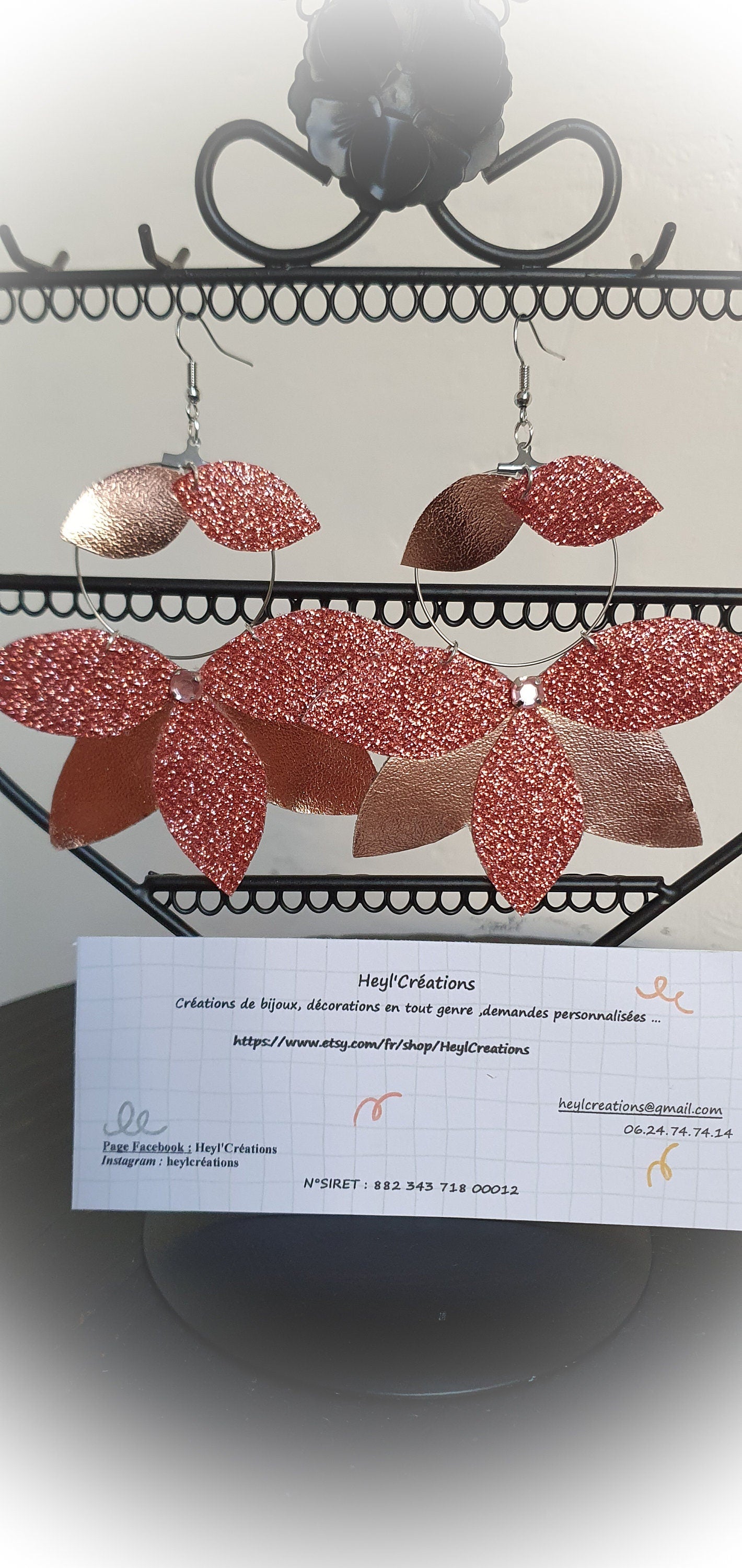 Boucle d'oreille simili cuir rose brillant et pailleté