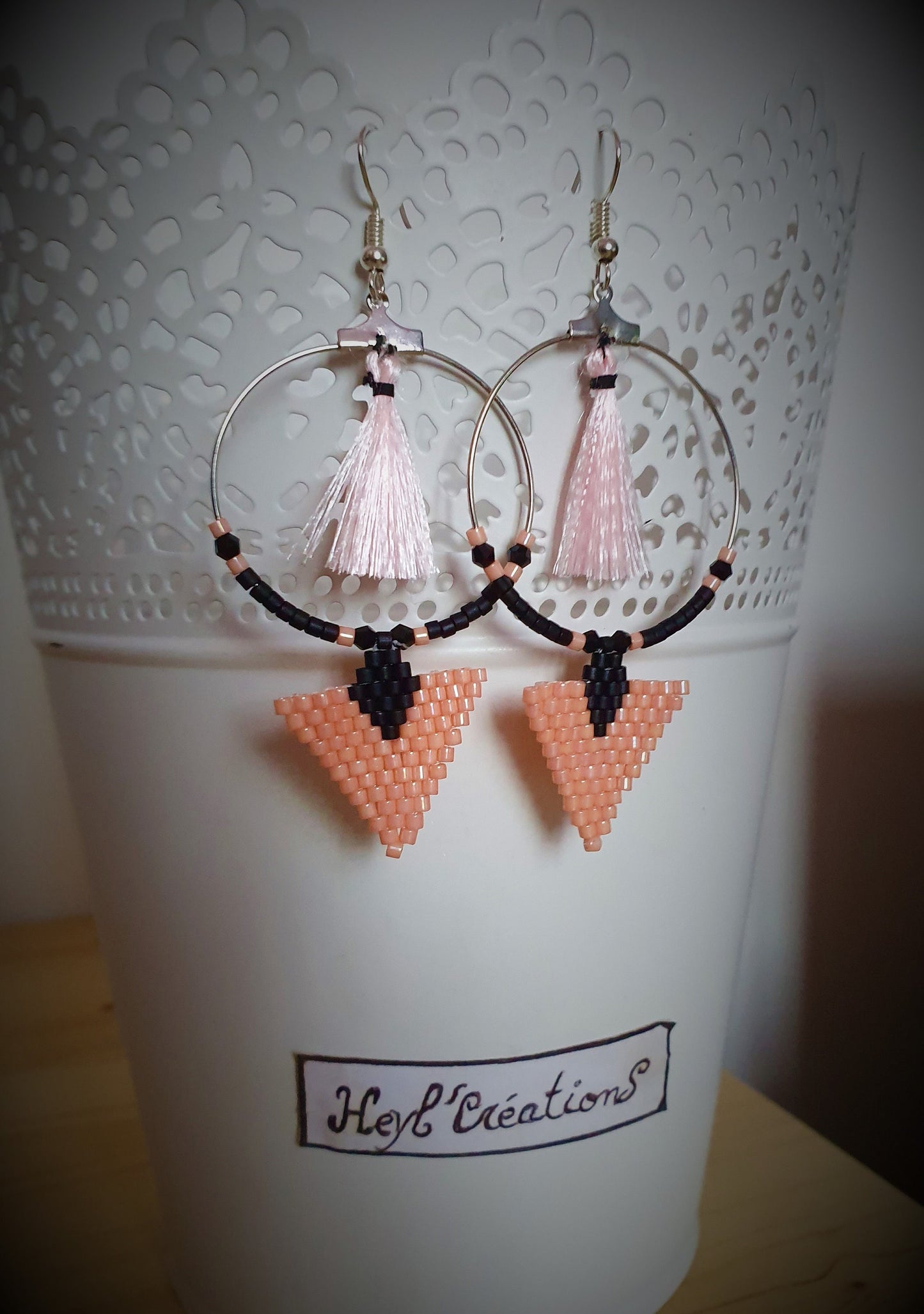 Boucles oreilles pompon rose noir bijou fait main Miyuki Heyl’Créations