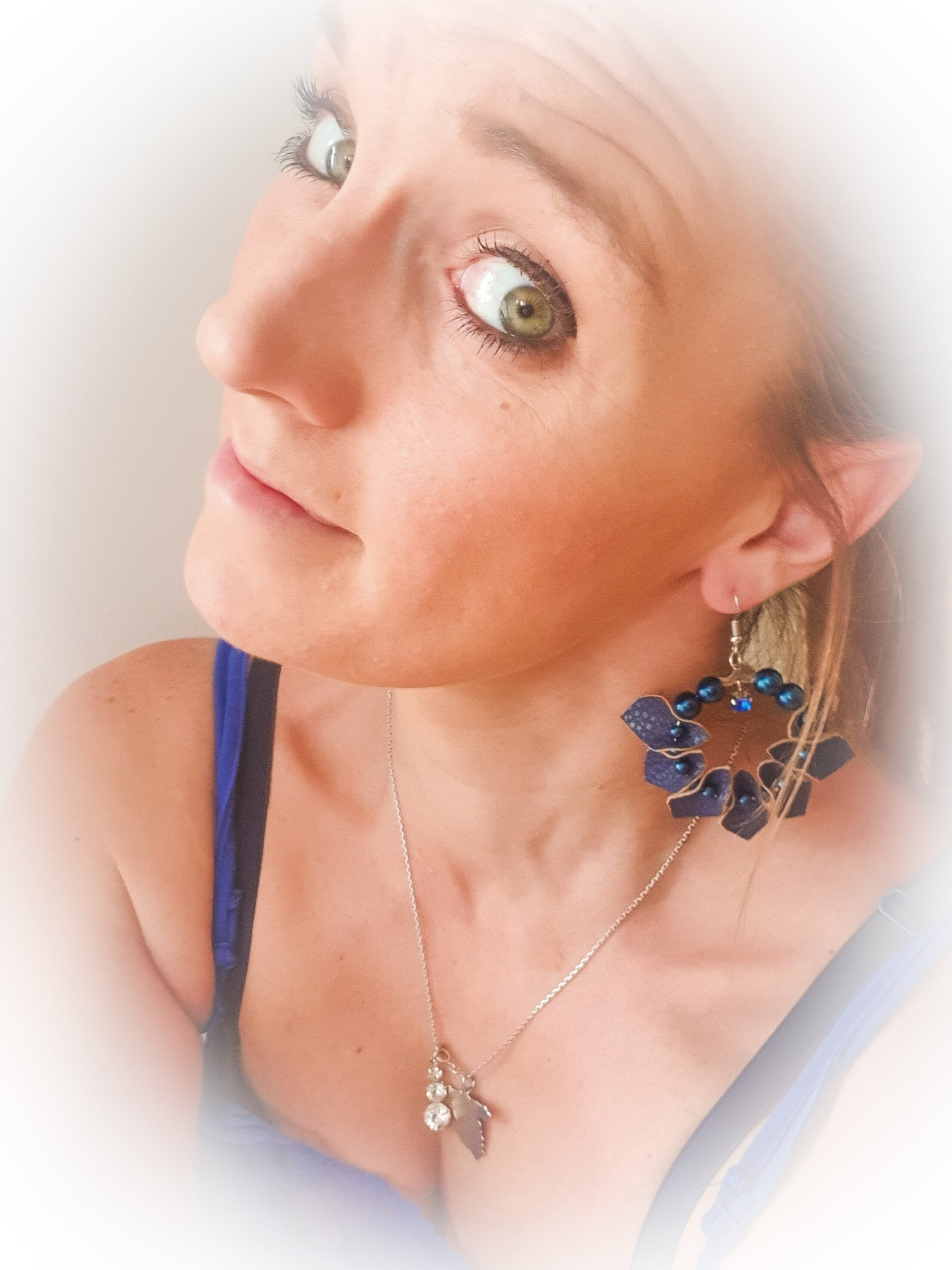 Boucle d'oreille simili cuir pétales bleu et strass bleu