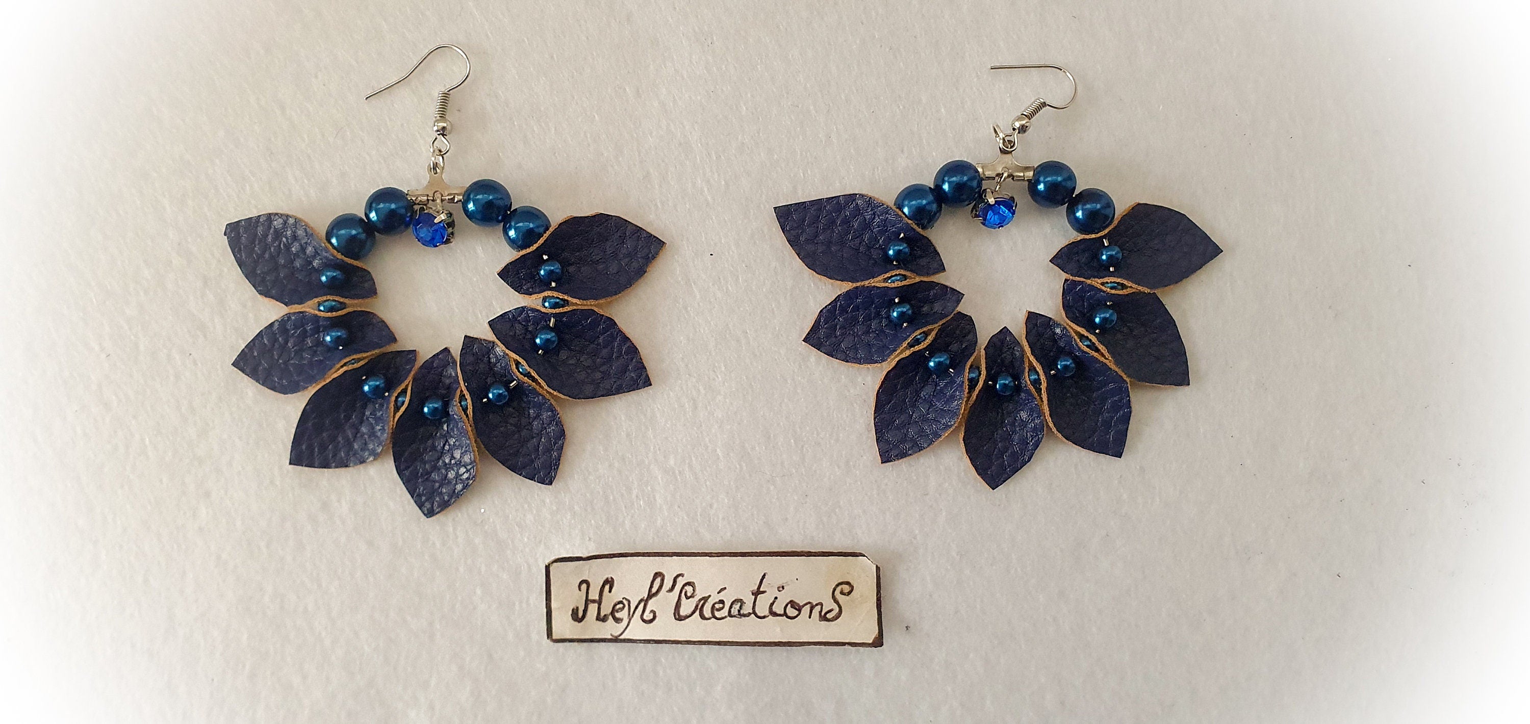 Boucle d'oreille simili cuir pétales bleu et strass bleu