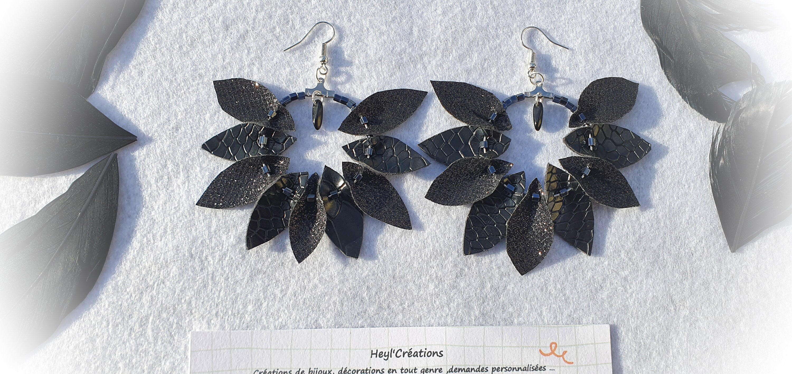 Boucle d'oreille simili cuir pétales noires