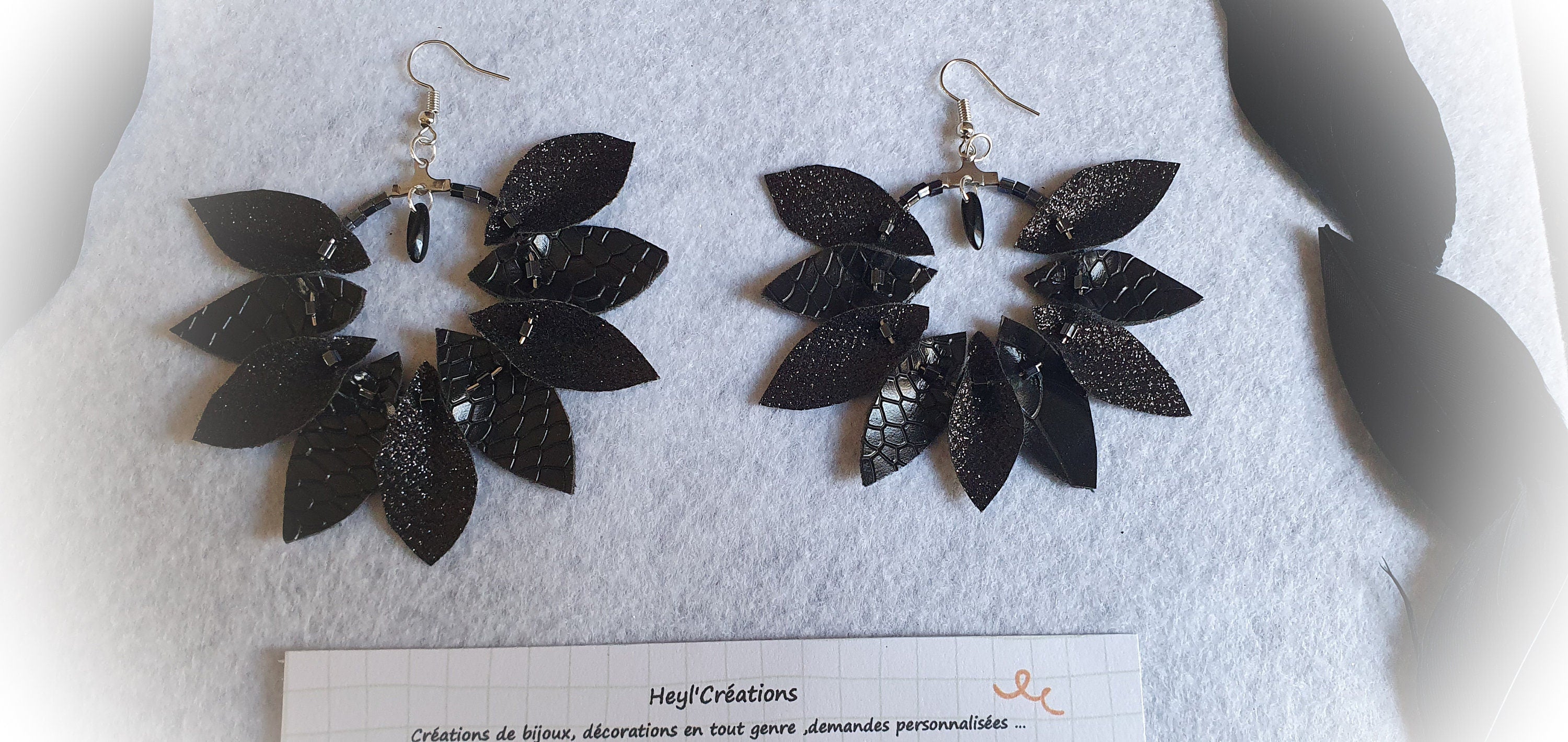 Boucle d'oreille simili cuir pétales noires