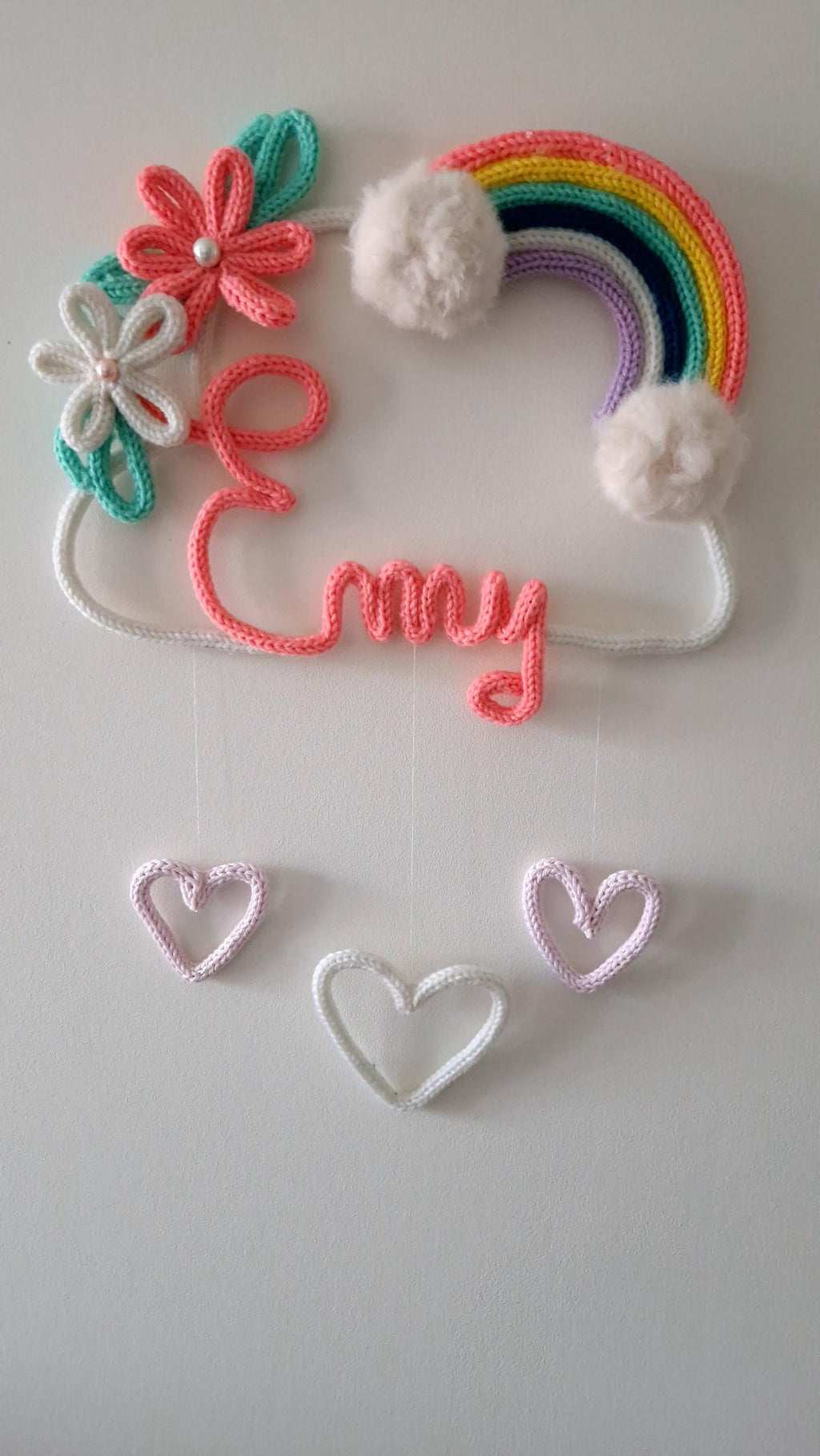 Décoration Nuage prénom personnalisé en tricotin avec arc en ciel et pompon