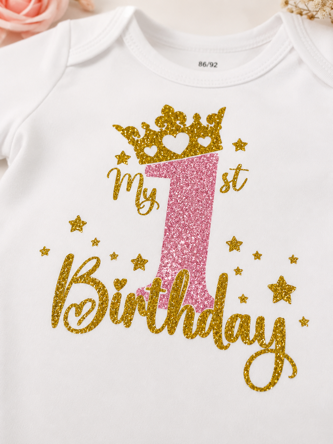 Body bébé My 1st Birthday blanc avec flocage rose et or pailleté, idéal pour un premier anniversaire de petite fille.