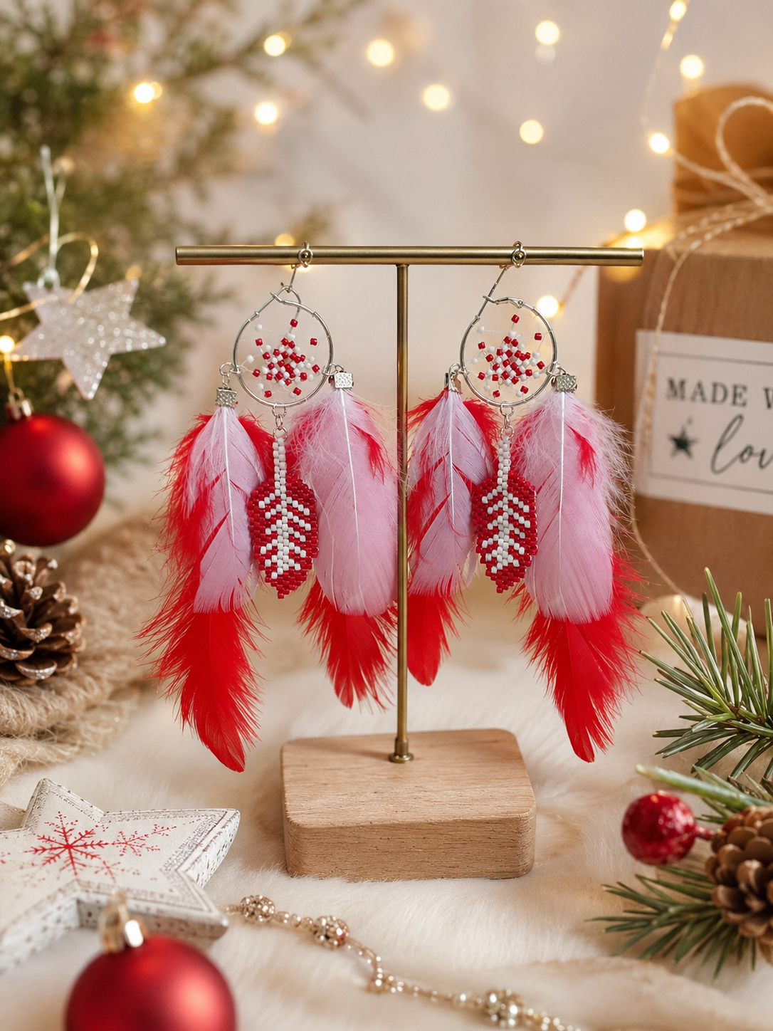 Boucles d'oreilles attrape-rêves de Noël en perles Miyuki tissées à la main avec plumes naturelles rouges et blanches, création artisanale Heyl'Créations.