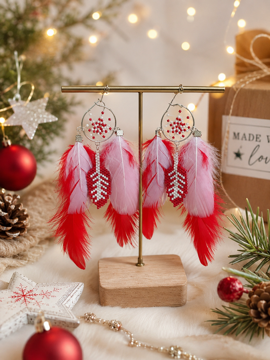 Boucles d'oreilles attrape-rêves de Noël en perles Miyuki tissées à la main avec plumes naturelles rouges et blanches, création artisanale Heyl'Créations.