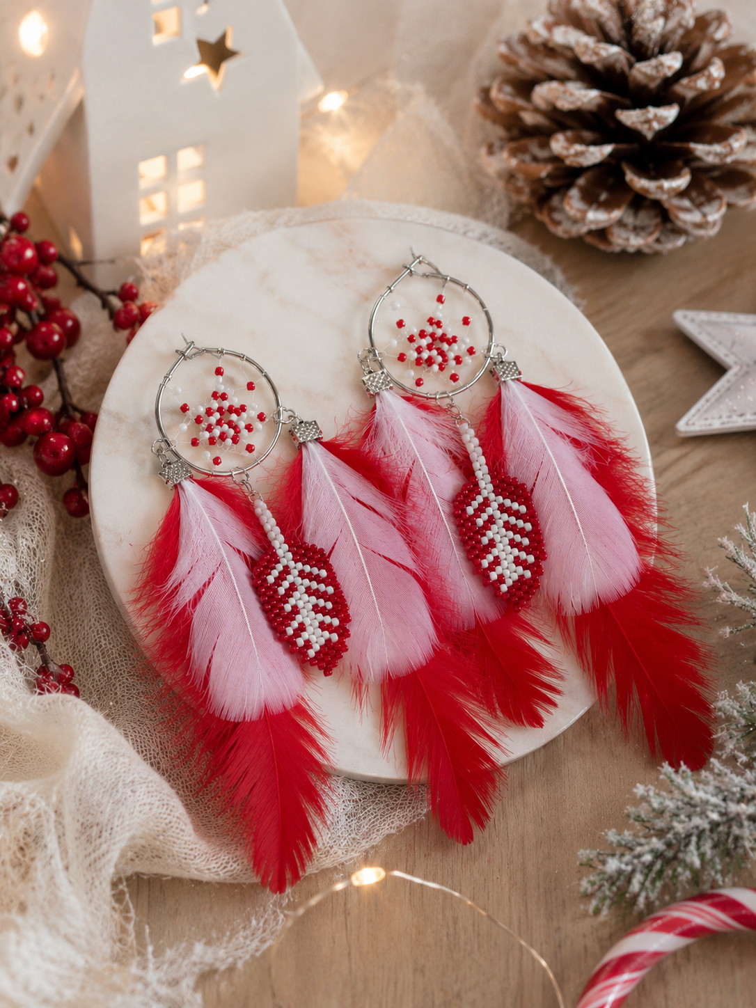 Boucles d'oreilles attrape-rêves de Noël en perles Miyuki tissées à la main avec plumes naturelles rouges et blanches, création artisanale Heyl'Créations.