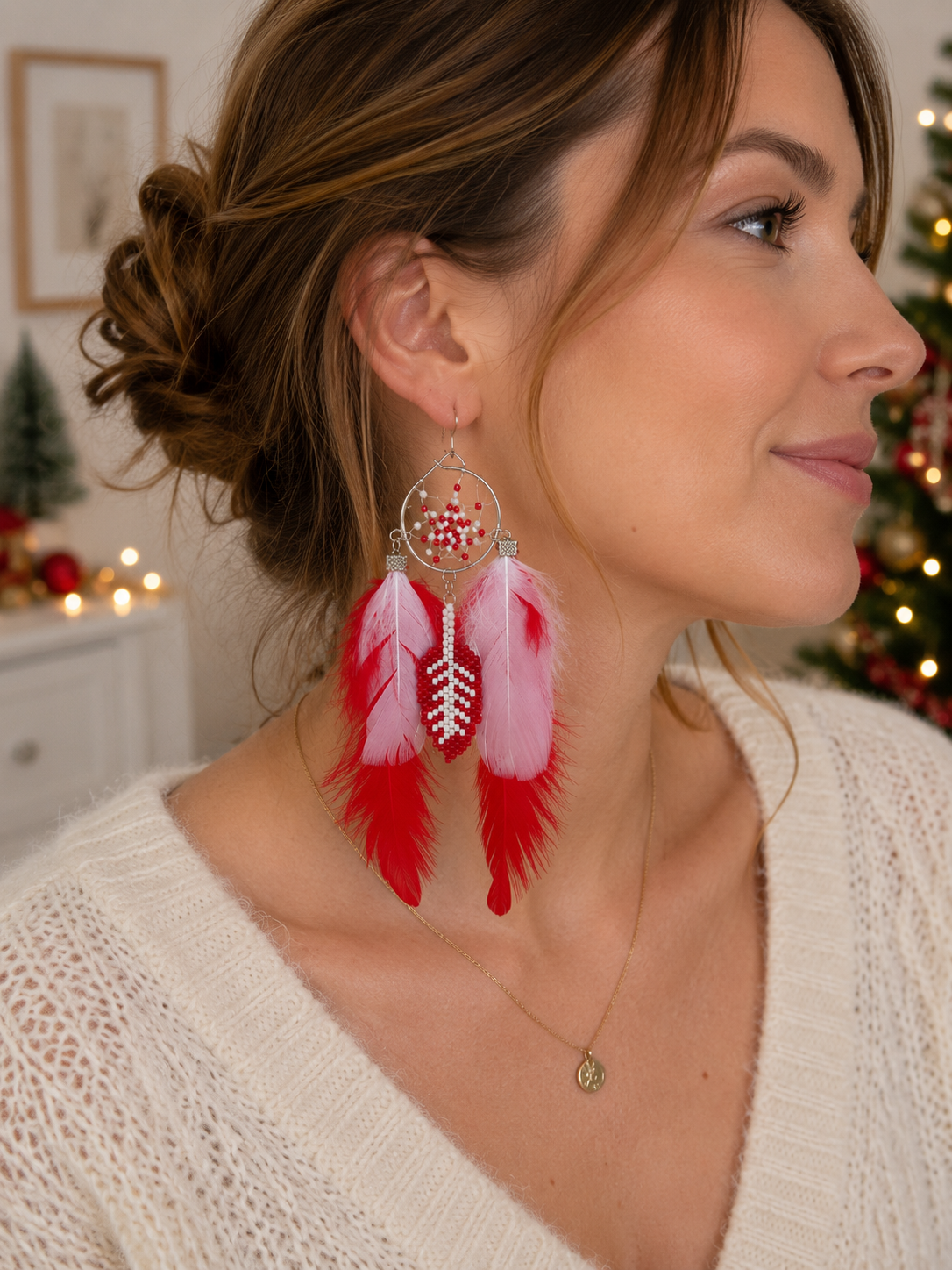 Boucles d'oreilles attrape-rêves de Noël en perles Miyuki tissées à la main avec plumes naturelles rouges et blanches, création artisanale Heyl'Créations.