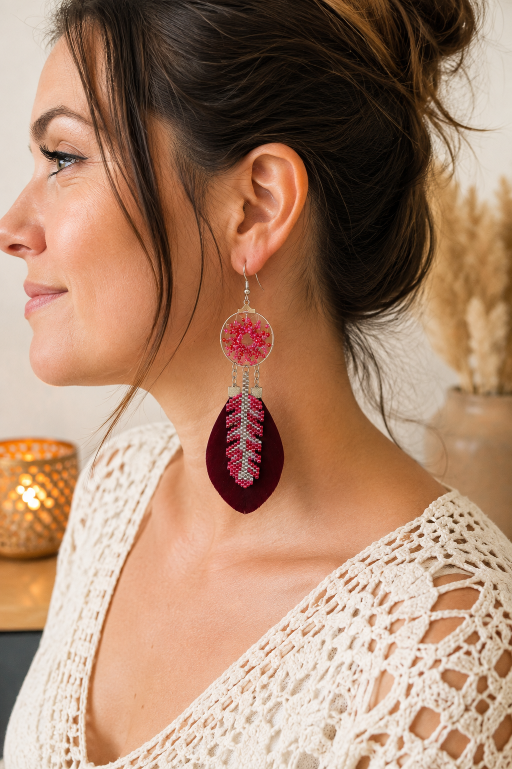Boucle d’oreille attrape-rêves Miyuki bordeaux portée à l’oreille, création artisanale faite main.