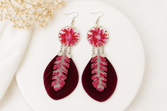 Boucles d’oreilles attrape-rêves bordeaux avec perles Miyuki tissées à la main et crochets en acier inoxydable.