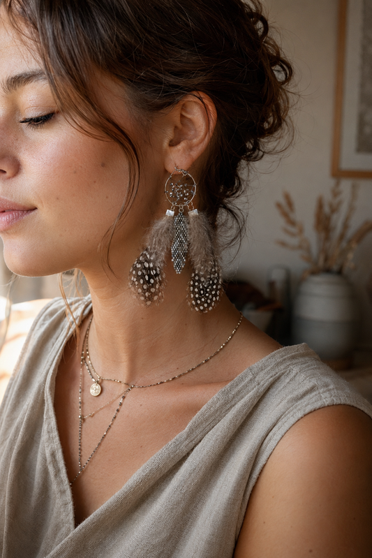 Boucles d'oreilles attrape-rêves artisanales en perles Miyuki argentées et plumes naturelles taupe dans un style bohème chic.