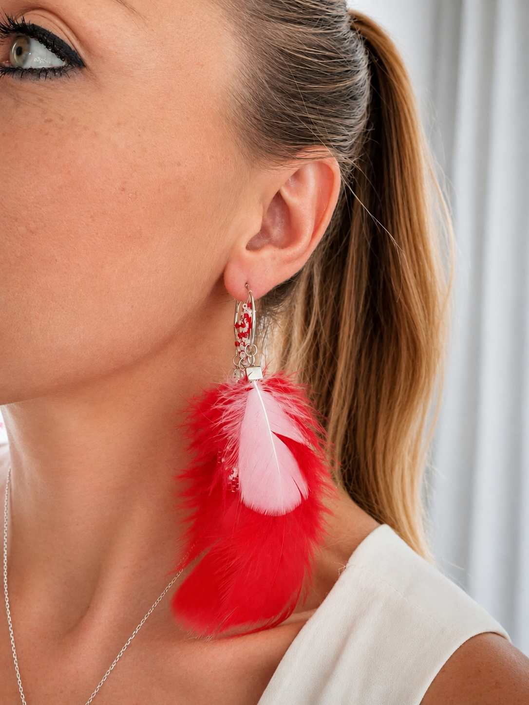 Boucles d'oreilles attrape-rêves de Noël en perles Miyuki tissées à la main avec plumes naturelles rouges et blanches, création artisanale Heyl'Créations.
