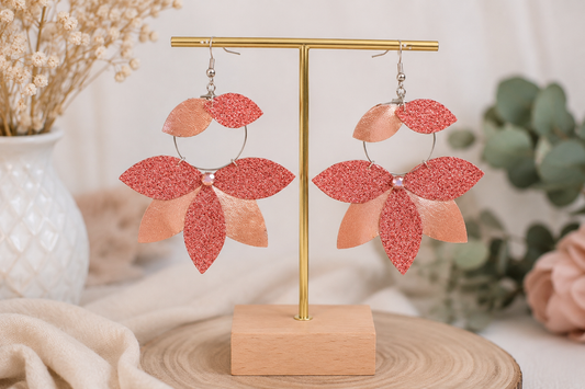 Boucles d’oreilles lotus rose en simili cuir pailleté et métallisé avec strass central et crochets en acier.