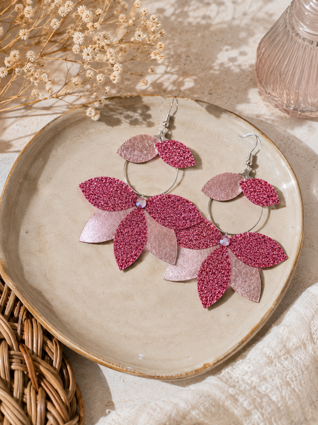 Boucles d’oreilles artisanales en forme de lotus rose pailleté et métallisé en simili cuir.