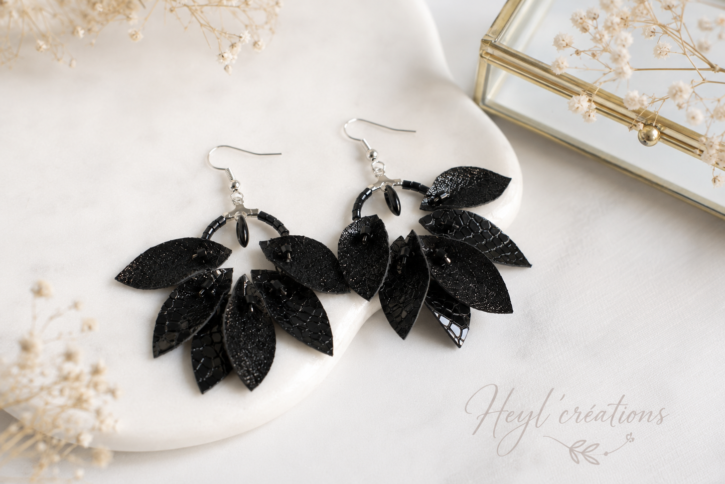 Boucles d'oreilles artisanales noires en simili cuir pailleté et perles de verre, design floral à 9 pétales, création fait main Heyl'Créations.