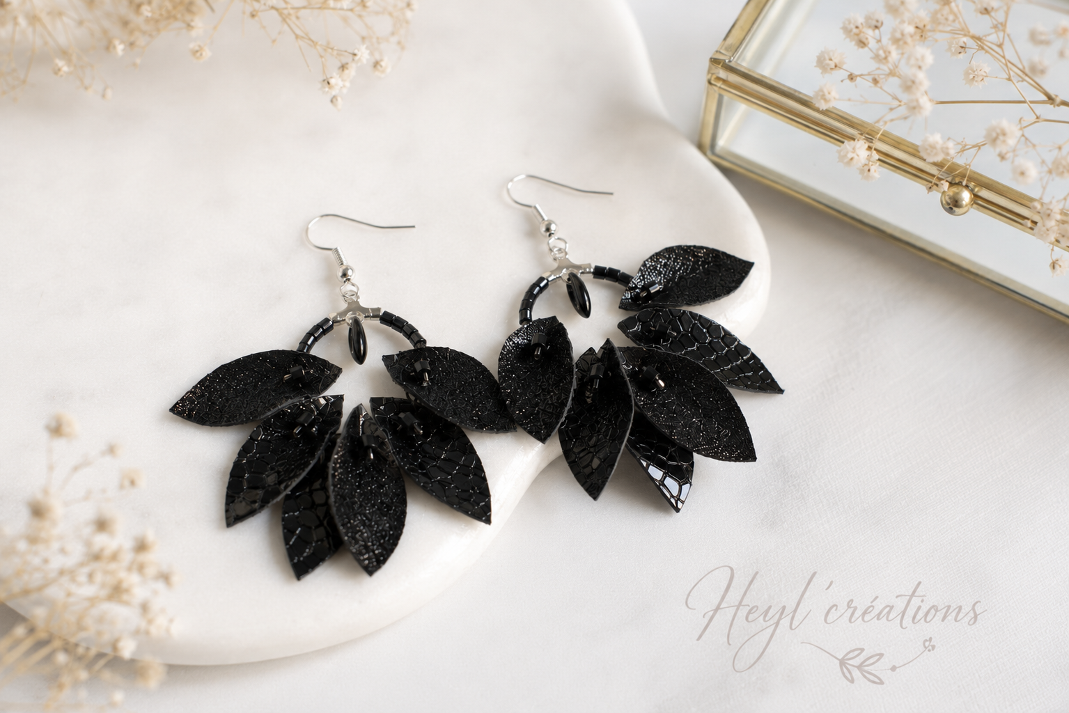 Boucles d'oreilles artisanales noires en simili cuir pailleté et perles de verre, design floral à 9 pétales, création fait main Heyl'Créations.