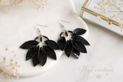 Boucles d'oreilles artisanales noires en simili cuir pailleté et perles de verre, design floral à 9 pétales, création fait main Heyl'Créations.
