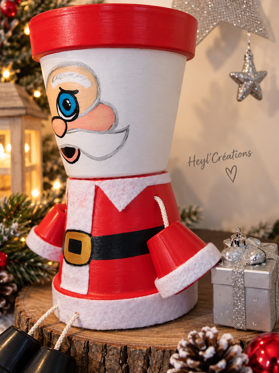 Vue de côté du cache-pot Père Noël en terre cuite peint à la main, décoration de Noël artisanale Heyl’Créations