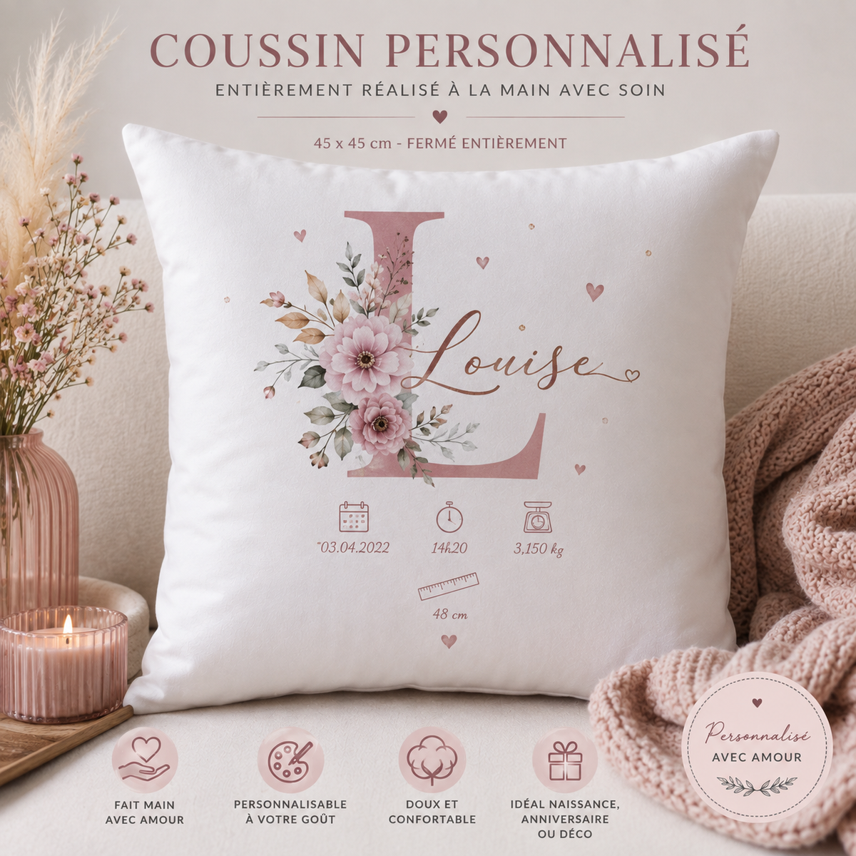 Coussin personnalisé enfant blanc 45 x 45 cm avec prénom Louise et décoration florale rose. Coussin complet fait main et personnalisable présenté dans une chambre douce aux tons rose poudré et beige.